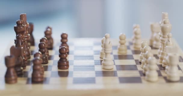 タイムラプスの人々 チェスは ゲームを始めるか 自宅でテーブルの上に作品を移動します 戦略的な試合 スピードチャレンジ チェスボードでスポーツ競技を始める人々のクローズアップ — ストック動画