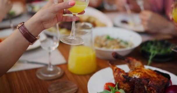 전통이나 감사절에 사람들과 유리와 토스트 행사에서 가정의 식당에서 알코올과 — 비디오