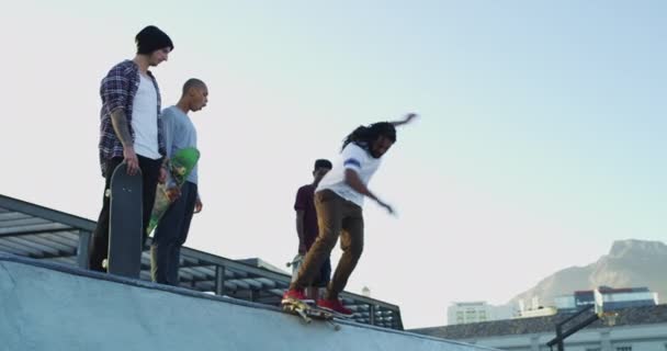 Skateboard Svoboda Přátelé Skate Parku Pro Cvičení Wellness Víkendový Trénink — Stock video