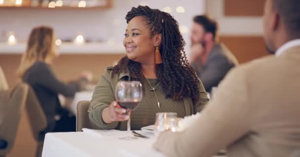 Paar Datum Restaurant Met Wijn Ober Romantische Avond Samen Met — Stockvideo