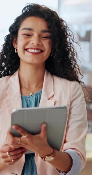 Business Kvinde Ansigt Med Tablet Eller Smil Til Netværk Logistik – Stock-video