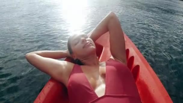 リラックスして ボート 日差しで水上での冒険 屋外で眠ります ガール カヤック 自由と夏のカヌーのための船で疲れました 海と熱帯の休暇 — ストック動画