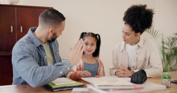 Ouders Dochter Huiswerk Met High Five Helpen Leren Ondersteuning Aan — Stockvideo