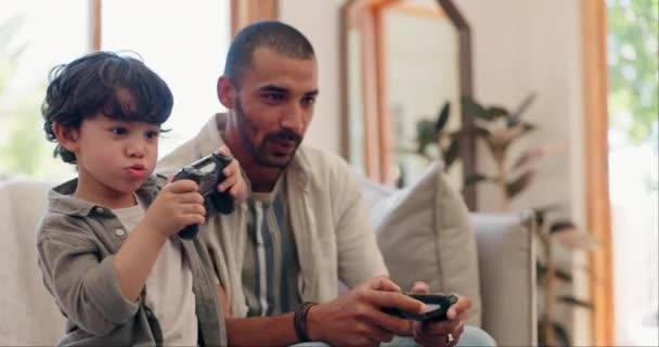 Πατέρας Γιος Και Χειριστήριο Βιντεοπαιχνιδιών Στον Καναπέ Χαρούμενος Και Δέσιμο — Αρχείο Βίντεο