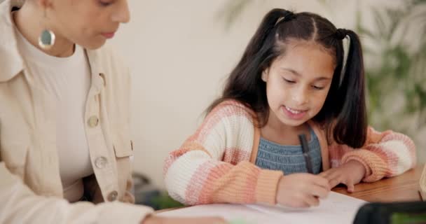 Anne Çocuk Matematik Ödevi Eğitim Evdeki Masa Başında Birlikte Öğrenme — Stok video