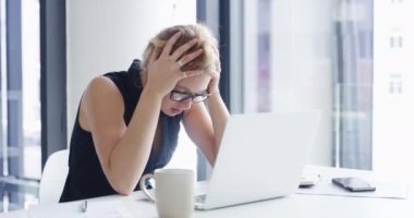 İş kadını, dizüstü bilgisayarda stres ve baş ağrısı, 404 arızası, beyin sisi ve baş dönmesi. Bilgisayarda online kriz, yorgunluk ya da göz yorgunluğu ya da migren nedeniyle yorgun, tükenmiş ve hayal kırıklığına uğramış bir çalışan..