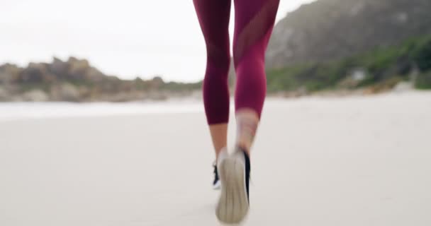 Persona Corriendo Playa Las Piernas Para Ejercicio Bienestar Salud Con — Vídeo de stock