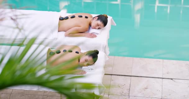 Vista Superior Spa Mulheres Relaxar Com Pedra Quente Massagem Nas — Vídeo de Stock