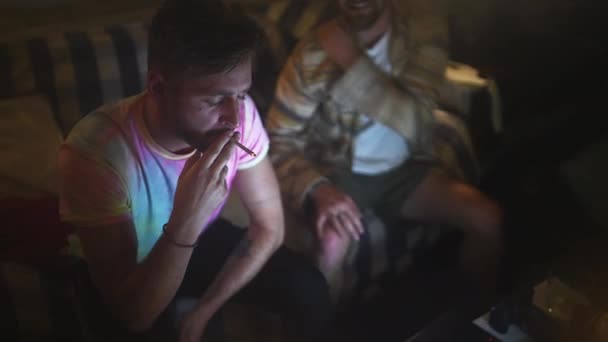 Мужчины Курение Марихуана Разговоре Расслабиться Наркотики Марихуана Друзьями Доме Люди — стоковое видео