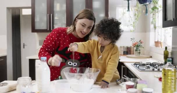 Dziecko Pomaga Mama Pieczenia Boże Narodzenie Kuchni Stole Rozwoju Lub — Wideo stockowe