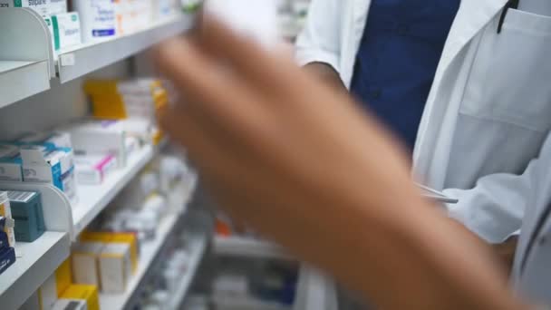 Osoby Ręce Farmaceuta Tabletkami Pudełkami Lub Lekami Półce Kontroli Inwentarza — Wideo stockowe