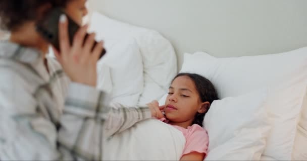 打电话和生病的发烧 感染或生病的儿童在床上接受医疗保健 支持或建议 妈妈和生病的孩子或在卧室里得了病毒或感冒的女孩在Telehealth聊天 — 图库视频影像