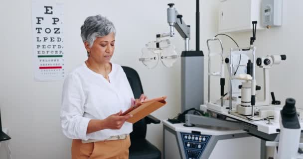 Starší Žena Optometrie Tablet Pro Výzkum Konzultace Technologie Pro Lékařskou — Stock video