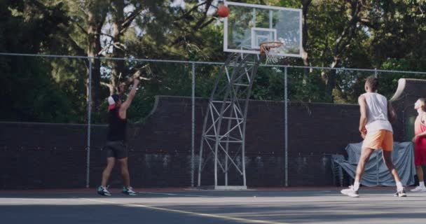 Zespół Koszykarze Strzelanie Obręcze Sądach Świeżym Powietrzu Aktywnością Fizyczną Ćwiczenia — Wideo stockowe