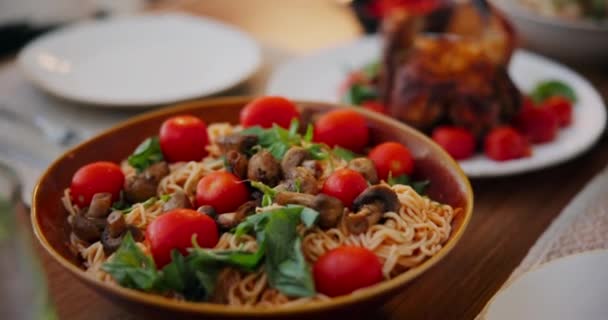 Zoom Comida Comida Con Pollo Pasta Festín Platos Mesa Comedor — Vídeos de Stock