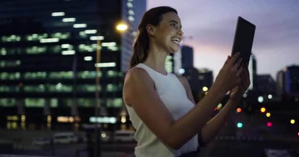 Chamada Vídeo Feliz Mulher Tablet Cidade Noite Para Contato Conversa — Vídeo de Stock