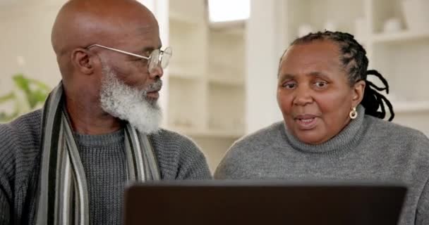 资深夫妇 笔记本电脑和讨论在家里为预算 财务审查或检查电子邮件通知 非洲老年男子 黑人妇女和用于社交网络的计算机 养恤金的规划和讨论 — 图库视频影像