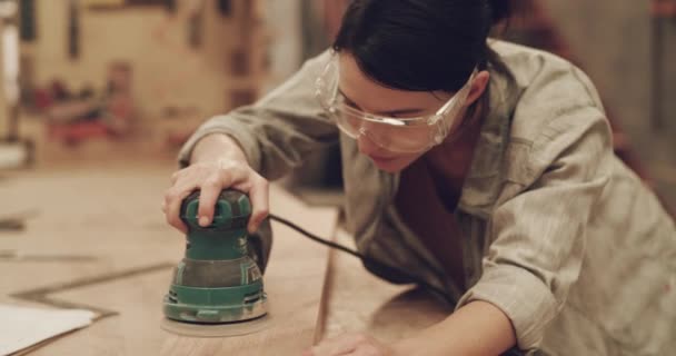 カーペンターの女性 サンディングツールと木材は 安全性のための創造性 メガネでワークショップで 工場テーブルの産業機械が付いている木工の専門家 製造業および家具の生産 — ストック動画