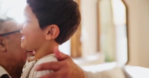 Bieganie Przytulanie Dziadek Dzieckiem Kanapie Podekscytowany Szczęśliwy Pozdrowienia Domu Witam — Wideo stockowe