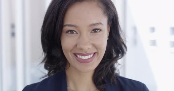 Πρόσωπο Ευτυχισμένη Και Επιχειρηματίας Γυναίκα Γέλιο Στο Γραφείο Εμπιστοσύνη Καλή — Αρχείο Βίντεο