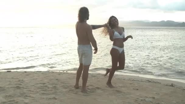 Coppia Felice Danza Spiaggia Amore Cura Abbraccio Vacanza Weekend Vacanza — Video Stock