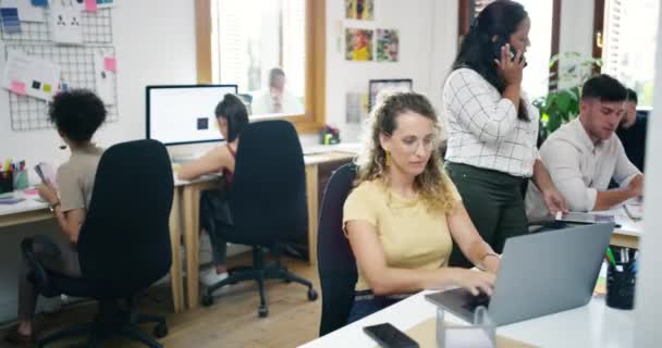 チームワーク コラボレーション 忙しいオフィスのクリエイティブビジネスパーソン タイムラプス 代理店 職場でのスタートアップまたは生産性のためのテクノロジーと協力する従業員またはチームのグループ — ストック動画