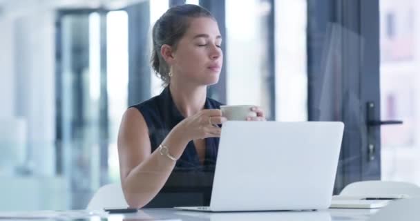 商界女性 笔记本电脑 在办公室的梦想 朝阳或职业抱负中 边喝咖啡边思考 通过计算机询问 想象或决定在工作场所提出建议的女性个人或女性雇员 — 图库视频影像