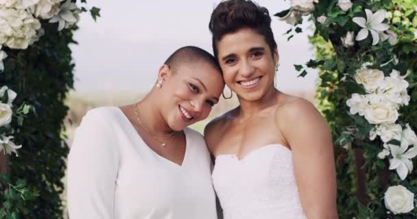 Ślub Lesbijka Lub Para Szczęśliwa Ceremonię Zaangażowanie Lub Jedność Świeżym — Wideo stockowe