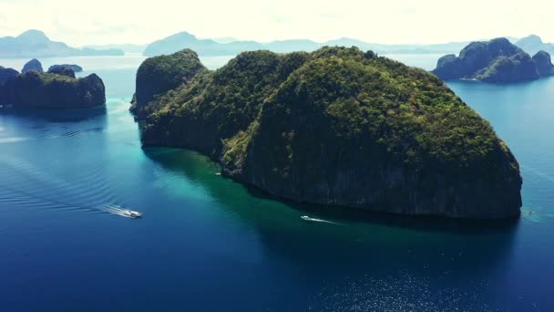 Θάλασσα Βουνά Τοπίο Βάρκα Και Drone Εναέρια Άποψη Του Ταξιδιού — Αρχείο Βίντεο