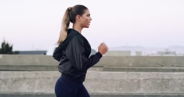 ランナーの女性 フィットネスとアウトドアと都市 進歩と健康のための運動とトレーニング ケープタウンのメトロストリートでプロフィール トレーニング カーディオのビジョンで走るガール ロード — ストック動画