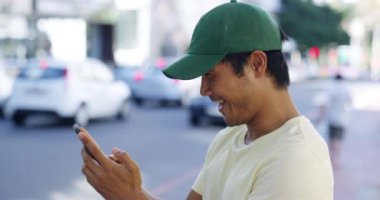 Telefon, online ve heyecanlı Asyalı adam sohbet etmek için gülüyor, kazanan ve cep telefonu uygulamasından mesaj atıyor. Sosyal medya, internet ya da akıllı telefondan haberdar olan iletişim, ağ kurma ve mutlu kişi.