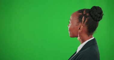 Yüz sallama, iş ve siyah kadın stüdyoda yeşil ekranda arka plan modelinde izole edilmiş. Portre, profesyonel ve güler yüzlü kişi veya girişimci, anlaşma için kafa salla, evet ya da tatmin ol