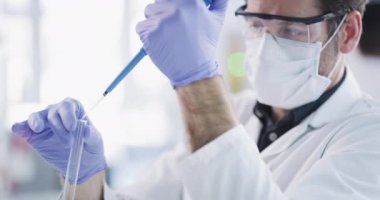 Kadın, laboratuvar bilim adamı ve kovid aşı çalışması için test tüpü tıbbi araştırma ve DNA mühendisliği. Gelecekteki tıp yenilikleri için bilim işçisi, kimya ve ilaç analizi