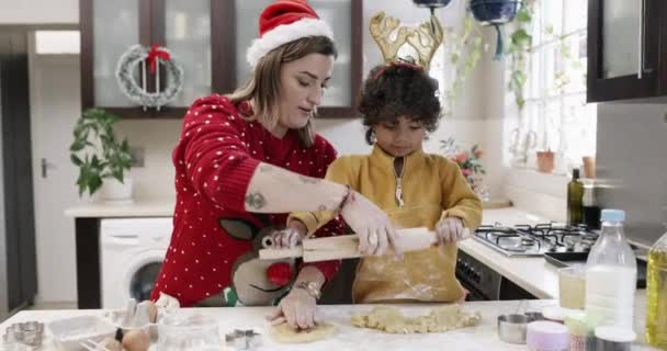 Boże Narodzenie Ciasteczka Mama Pieczeniem Dzieci Pomagając Lub Ucząc Się — Wideo stockowe