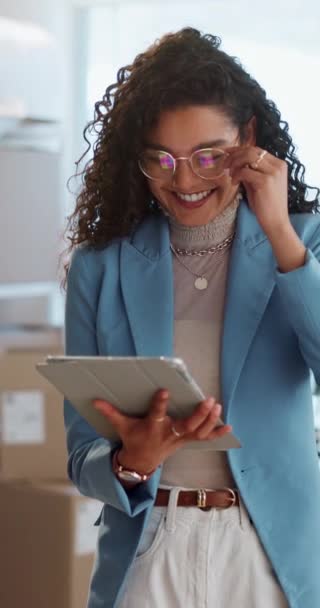 Επιχειρήσεις Γυναίκες Και Πρόσωπο Tablet Δακτυλογράφηση Και Χαμόγελο Για Δικτύωση — Αρχείο Βίντεο
