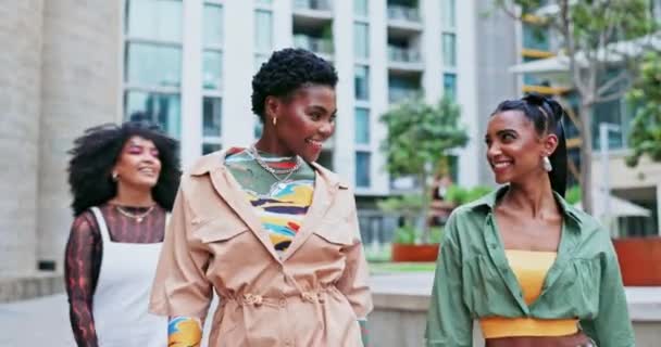 Прогуливающиеся Друзья Счастливые Люди Городе Каникулах Улыбкой Уличной Одеждой Модой — стоковое видео