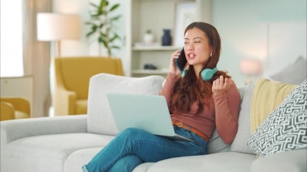 Дівчина Телефон Дзвінок Диван Щасливі Розмови Навушники Посмішка Ноутбуком Онлайн — стокове відео