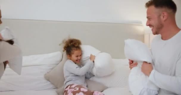 Quarto Travesseiro Luta Menina Com Pais Jogando Por Amor Vínculo — Vídeo de Stock