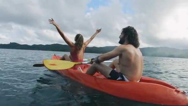 Pareja Kayak Juntos Por Libertad Lago Remar Con Vítores Para — Vídeo de stock