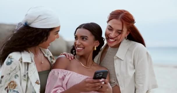 Amigos Mulheres Rindo Praia Com Telefone Para Postagem Mídia Social — Vídeo de Stock