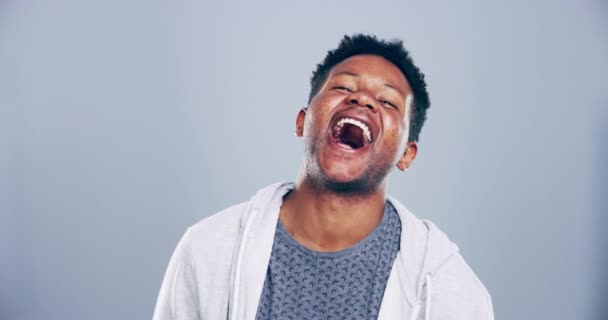 Πρόσωπο Χαρούμενος Μαύρος Άνδρας Και Γέλιο Στο Στούντιο Έκφραση Αστείο — Αρχείο Βίντεο