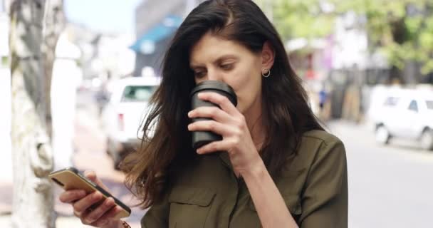 Mujer Bebida Café Para Mensajes Texto Ciudad Teléfono Para Mensaje — Vídeos de Stock