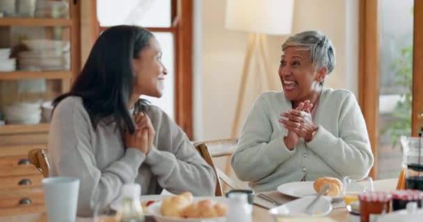 女性和兴奋的庆祝早餐在一个家庭的家在餐桌前宣布 母亲和女儿一起向人们表示祝贺 用爱心 关心和掌声祝贺好消息 — 图库视频影像