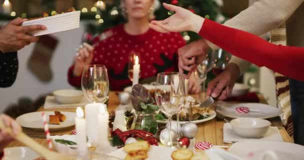 Rodzina Świąteczna Kolacja Jedzenie Święto Wspólne Jedzenie Dzielenie Się Przy — Wideo stockowe