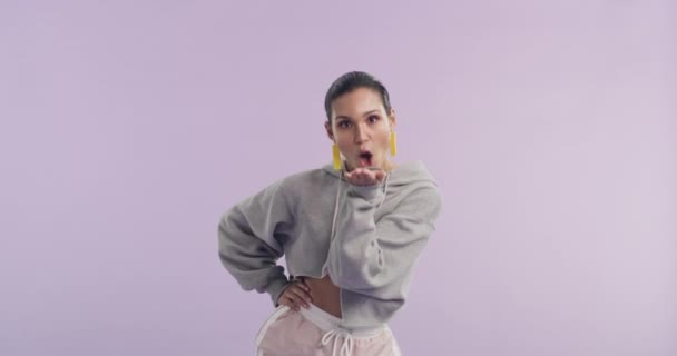 Blow Pocałunek Kobieta Fajną Modą Studio Fioletowe Tło Lub Przestrzeń — Wideo stockowe