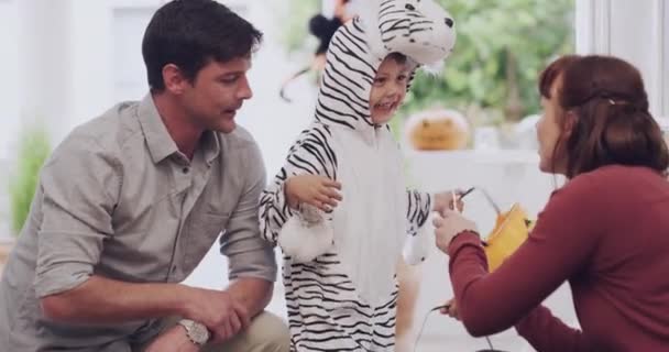 Halloween Família Crianças Com Pai Filho Disfarçados Porta Vizinho Para — Vídeo de Stock