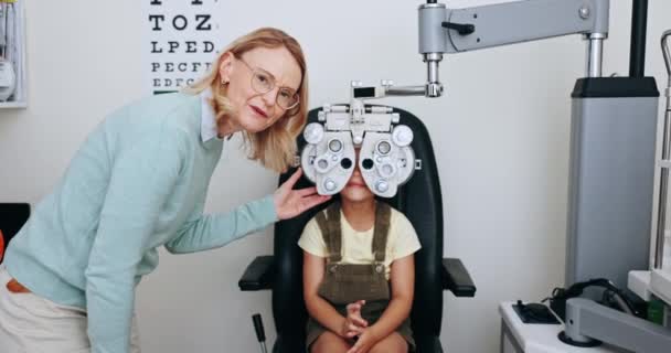 Exame Ocular Optometria Mulher Com Criança Phoropter Para Testar Visão — Vídeo de Stock