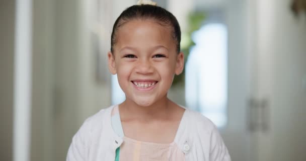 Zuhause Gesicht Und Mädchen Mit Einem Lächeln Kind Und Glück — Stockvideo