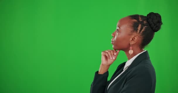 アイデアのためのグリーンスクリーンで黒人女性とのフォーカス モックアップ ビジネス ソリューション 深刻なまたはプロファイルのためのスタジオバックグラウンドの女性とのエンパワーメント 起業家 — ストック動画