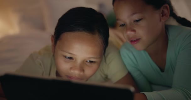 Çocuklar Kızlar Tablet Geceleri Yatağında Evde Eğitim Amaçlı Video Oyunları — Stok video